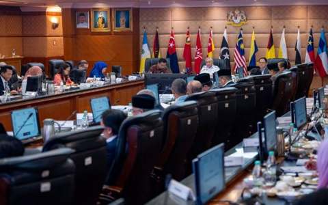 Deputy Prime Minister Ahmad Zahid Hamidi chairs the Halal Industry Development Council (MPIH) Meeting No. 1/2026 in Putrajaya, where the ASEAN Halal Council proposal was decided